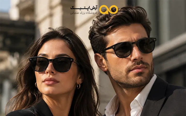 چه عینکی به صورت درشت میاد؟ برای صورت‌های درشت، عینکی مناسب است که روی چهره گم نشود و در عین حال، بیش‌ازحد کوچک یا ظریف هم نباشد. فریم با اندازه درست می‌تواند صورت را متعادل‌تر نشان دهد و باعث شود اجزای صورت، مثل چشم‌ها، بینی و گونه‌ها، هماهنگ‌تر دیده شوند. در واقع انتخاب عینک مناسب صورت درشت بیشتر از اینکه به یک مدل ثابت مربوط باشد، به تناسب فریم با عرض و حجم کلی چهره بستگی دارد. بعضی افراد تصور می‌کنند هرچه صورت درشت‌تر باشد باید بزرگ‌ترین عینک ممکن را انتخاب کنند، اما این موضوع همیشه درست نیست. فریم خیلی بزرگ ممکن است تمام صورت را بپوشاند یا ظاهر را شلوغ کند. بهترین انتخاب معمولاً مدلی است که عرض آن با صورت هماهنگ باشد، عدسی‌های مناسبی داشته باشد و از دو طرف شقیقه فشار وارد نکند. چه عینکی به صورت درشت میاد؟ معمولاً فریم‌های متوسط رو به بزرگ، مدل‌های مربعی، مستطیلی، ویفرر و بعضی عینک‌های خلبانی انتخاب‌های خوبی هستند. البته فرم صورت، اندازه بینی، فاصله چشم‌ها و سلیقه شخصی نیز اهمیت دارند. با چند نکته ساده می‌توانید عینکی انتخاب کنید که هم راحت باشد و هم چهره را خوش‌فرم‌تر نشان دهد. ## صورت درشت چه ویژگی‌هایی دارد و چرا اندازه فریم مهم است؟ صورت درشت فقط به معنی صورت گرد یا پهن نیست. گاهی عرض صورت زیاد است، گاهی گونه‌ها برجسته‌تر هستند و گاهی فک، بینی یا پیشانی حضور بیشتری در چهره دارند. در این شرایط، فریم کوچک معمولاً روی صورت گم می‌شود و تعادل خوبی ایجاد نمی‌کند. عینک مناسب صورت درشت باید به اندازه‌ای باشد که حضور مناسبی روی چهره داشته باشد. اندازه فریم در انتخاب عینک از مدل آن هم مهم‌تر است. اگر فریم خیلی باریک باشد، دو طرف صورت بیش‌ازحد دیده می‌شود و چهره بزرگ‌تر به نظر می‌رسد. اگر فریم بیش‌ازحد پهن باشد، ممکن است از دو طرف صورت بیرون بزند، روی شقیقه فشار وارد کند یا هنگام حرکت سر جابه‌جا شود. برای اینکه بدانید چه عینکی به صورت درشت میاد، ابتدا عرض فریم را بررسی کنید. بهترین حالت این است که فریم تقریباً هم‌اندازه عرض صورت باشد یا کمی از آن پهن‌تر دیده شود. دسته‌ها نیز باید بدون فشار روی شقیقه قرار بگیرند تا عینک علاوه بر ظاهر خوب، برای استفاده روزانه هم راحت باشد. ## عینک بزرگ بهتر است یا فریم متوسط برای صورت درشت؟ برای بیشتر افراد، فریم متوسط رو به بزرگ انتخاب متعادل‌تری از عینک خیلی بزرگ است. این اندازه، بخش مناسبی از صورت را می‌پوشاند و باعث می‌شود قاب عینک در چهره حضور داشته باشد، بدون اینکه تمام توجه را به خودش بگیرد. عینک مناسب صورت درشت باید دیده شود، اما نباید صورت را سنگین‌تر یا شلوغ‌تر نشان دهد. اگر صورت شما درشت اما نسبتاً کشیده است، فریم‌های پهن با ارتفاع متوسط یا زیاد می‌توانند انتخاب خوبی باشند. اگر صورت درشت و گرد دارید، مدل‌هایی با خطوط زاویه‌دار، مانند فریم مربعی یا مستطیلی، معمولاً تعادل بهتری می‌سازند. هنگام امتحان کردن عینک، به فضای خالی دو طرف صورت و جای قرار گرفتن فریم روی گونه‌ها توجه کنید. ## فریم‌های مربعی، مستطیلی و خلبانی برای صورت درشت مناسب‌اند؟ فریم‌های مربعی و مستطیلی معمولاً از بهترین انتخاب‌ها برای صورت درشت هستند، چون خطوط مشخص آن‌ها به چهره فرم بیشتری می‌دهد. این مدل‌ها به‌ویژه برای صورت‌های گرد، پهن یا دارای گونه‌های برجسته مناسب‌اند و باعث می‌شوند ظاهر صورت منظم‌تر دیده شود. عینک مناسب صورت درشت لازم نیست همیشه زاویه‌دار باشد، اما فریم‌های دارای فرم مشخص اغلب نتیجه مطمئن‌تری می‌سازند. عینک خلبانی نیز می‌تواند برای صورت درشت جذاب باشد؛ به‌خصوص اگر عدسی آن خیلی کوچک نباشد و پل عینک روی بینی درست قرار بگیرد. مدل‌های ویفرر نیز به دلیل قسمت بالایی پهن و فرم کلاسیک خود، برای بسیاری از افراد با صورت درشت گزینه کاربردی هستند. برای پاسخ به سؤال چه عینکی به صورت درشت میاد، بهتر است چند فرم مختلف را امتحان کنید و فقط به نام مدل اکتفا نکنید. ### فریم مربعی برای صورت درشت فریم مربعی با گوشه‌های مشخص، از گردی و حجم زیاد صورت کم می‌کند و نگاه را منظم‌تر نشان می‌دهد. اگر فک گرد، گونه برجسته یا صورت نسبتاً پهن دارید، این مدل می‌تواند انتخاب خوبی باشد. ضخامت متوسط یا کمی بیشتر در فریم مربعی، معمولاً جلوه آن را روی صورت درشت بهتر می‌کند. در انتخاب این مدل، دقت کنید فریم خیلی کوتاه و باریک نباشد. عدسی با ارتفاع مناسب کمک می‌کند عینک روی صورت کامل‌تر دیده شود. رنگ‌های مشکی، قهوه‌ای، خاکستری، زیتونی یا طرح لاک‌پشتی نیز می‌توانند ظاهر فریم مربعی را جذاب‌تر کنند. ### فریم مستطیلی برای صورت درشت فریم مستطیلی برای صورت‌های درشت و گرد می‌تواند ظاهر چهره را کمی کشیده‌تر نشان دهد. این مدل به دلیل خطوط افقی و زاویه‌دار، به صورت فرم می‌دهد و برای استفاده روزمره، محل کار یا استایل رسمی انتخاب قابل‌اعتمادی است. البته بهتر است ارتفاع عدسی خیلی کم نباشد. اگر مدل مستطیلی بیش‌ازحد باریک باشد، ممکن است روی صورت درشت کوچک دیده شود و نتیجه دلخواه را ندهد. مدل‌های مستطیلی با عرض مناسب و ارتفاع متوسط، انتخاب متعادل‌تری هستند. این نوع عینک مناسب صورت درشت برای افرادی است که استایل مرتب و ساده را دوست دارند. ### عینک خلبانی و ویفرر برای صورت درشت عینک خلبانی با عدسی متوسط رو به بزرگ، می‌تواند برای چهره‌های درشت بسیار شیک باشد. این مدل معمولاً نگاه را به بخش میانی صورت می‌برد و اگر اندازه آن درست باشد، با فرم‌های مختلف چهره هماهنگ می‌شود. مدل خلبانی خیلی کوچک یا دارای عدسی کم‌ارتفاع، معمولاً انتخاب خوبی برای صورت درشت نیست. ویفرر هم انتخابی کلاسیک و راحت برای بسیاری از افراد است. قسمت بالایی مشخص و قاب نسبتاً پهن آن باعث می‌شود عینک روی صورت حضور خوبی داشته باشد. برای آشنایی بیشتر با این مدل، می‌توانید مقاله زیر را ببینید: <blockquote><p><strong>بیشتر بخوانید:</strong> <a href="https://arashoptic.com/for-whom-are-wayfarer-sunglasses-suitable/">عینک آفتابی ویفر برای چه افرادی مناسب است؟</a></p></blockquote> ## چه مدل عینک‌هایی صورت درشت را بزرگ‌تر نشان می‌دهند؟ فریم‌های خیلی کوچک، باریک و کم‌ارتفاع معمولاً صورت درشت را بزرگ‌تر نشان می‌دهند. این مدل‌ها فضای زیادی از صورت را بیرون از قاب باقی می‌گذارند و باعث می‌شوند عینک در میان اجزای چهره گم شود. عینک‌های بدون فریم خیلی ظریف نیز ممکن است برای بعضی صورت‌های درشت جلوه کافی نداشته باشند. مدل‌های گرد کوچک، عینک‌های مستطیلی بسیار باریک و فریم‌هایی که عرضشان از صورت کمتر است، معمولاً انتخاب‌های کم‌ریسکی نیستند. البته اگر به این سبک‌ها علاقه دارید، سراغ نسخه بزرگ‌تر همان مدل بروید تا تناسب بهتری با چهره ایجاد شود. چه عینکی به صورت درشت میاد، بیشتر به اندازه درست آن بستگی دارد تا صرفاً نام مدل. فریم‌های خیلی روشن یا بسیار نازک نیز ممکن است روی صورت درشت کم‌رنگ دیده شوند، به‌خصوص اگر رنگ پوست و مو نیز روشن باشد. در چنین شرایطی، یک قاب با ضخامت متوسط، رنگ مشخص یا دسته‌های کمی پهن‌تر می‌تواند تعادل بهتری بسازد و ظاهر صورت را منظم‌تر نشان دهد. ## رنگ و ضخامت فریم چه تأثیری روی صورت درشت دارد؟ رنگ و ضخامت فریم می‌تواند ظاهر عینک مناسب صورت درشت را کاملاً تغییر دهد. فریم با ضخامت متوسط یا نسبتاً ضخیم، حضور بیشتری روی چهره دارد و برای بسیاری از صورت‌های درشت انتخاب خوبی است. اگر مدل خیلی نازک را انتخاب کنید، ممکن است عینک در صورت گم شود و تأثیر زیادی در متعادل نشان دادن چهره نداشته باشد. ### فریم تیره برای استایل مشخص‌تر رنگ‌های مشکی، قهوه‌ای تیره، خاکستری، سرمه‌ای و طرح لاک‌پشتی معمولاً قاب عینک را روی صورت درشت بهتر نشان می‌دهند. این رنگ‌ها برای استایل رسمی و روزمره کاربرد دارند و به‌راحتی با لباس‌های مختلف هماهنگ می‌شوند. ### فریم شفاف و رنگ روشن فریم شفاف یا رنگ روشن هم می‌تواند انتخاب جذابی باشد، اما بهتر است ضخامت و اندازه کافی داشته باشد. قاب خیلی نازک و روشن روی بعضی چهره‌ها دیده نمی‌شود، در حالی که مدل شفافِ متوسط رو به بزرگ می‌تواند ظاهر مدرن و سبک‌تری ایجاد کند. ### ضخامت متعادل بهتر از قاب خیلی سنگین است فریم خیلی ضخیم برای همه افراد مناسب نیست، چون ممکن است صورت را سنگین‌تر نشان دهد. ضخامت متوسط معمولاً انتخاب امن‌تری است؛ به‌ویژه وقتی عرض فریم و ارتفاع عدسی نیز با چهره هماهنگ باشند. بهترین مدل، مدلی است که روی صورت دیده شود اما ظاهر را شلوغ نکند. ## هنگام خرید عینک مناسب صورت درشت از آرش اپتیک به چه نکاتی توجه کنیم؟ پیش از خرید، عینک را از روبه‌رو و زاویه کنار بررسی کنید. دسته‌ها نباید به شقیقه فشار وارد کنند، پل عینک باید روی بینی ثابت بماند و پایین فریم نیز نباید روی گونه‌ها بنشیند. اگر بینی درشت‌تری دارید، انتخاب پل و اندازه درست فریم اهمیت بیشتری پیدا می‌کند. برای راهنمای دقیق‌تر، این مطلب را ببینید: <blockquote><p><strong>بیشتر بخوانید:</strong> <a href="https://arashoptic.com/glasses-suitable-for-a-large-male-nose/">عینک مناسب برای بینی بزرگ مردانه</a></p></blockquote> برای کسانی که دنبال یک فریم لوکس، چشمگیر و مناسب استایل‌های رسمی یا خاص هستند، [عینک آفتابی میباخ مدل THE AME II](https://arashoptic.com/product/maybach-sunglasses-model-the-ame-ii/) می‌تواند گزینه قابل‌بررسی باشد. فرم چشمگیر این مدل باعث می‌شود روی صورت درشت گم نشود و در صورت انتخاب اندازه مناسب، ظاهر متعادل‌تر و جذاب‌تری بسازد. پیش از خرید، اندازه فریم و تناسب آن با عرض صورت را در مشخصات محصول بررسی کنید. 